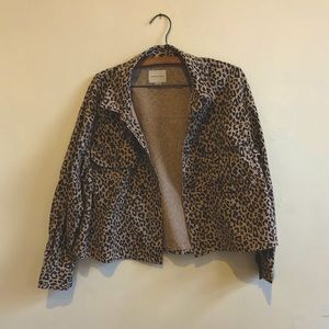 3 for $15 Bundle Piece - American Eagle Cropped Leopard Print Button Down